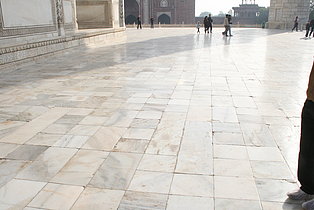 Der Fußboden aus Marmor darf nicht mit Schuhen betreten werden.