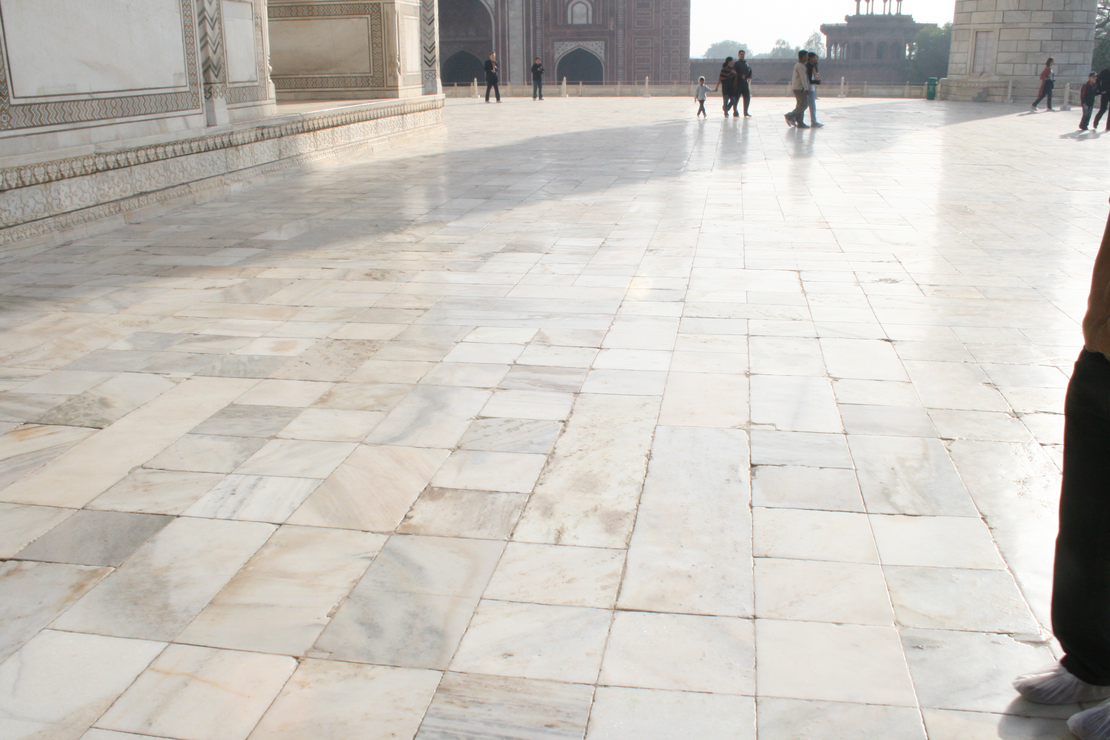 Der Taj Mahal in Indien - Der Fußboden aus Marmor darf nicht mit Schuhen betreten werden.