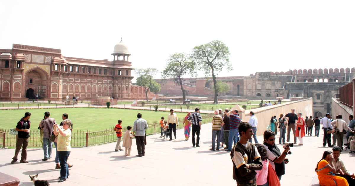Der weitläufige Innenhof des Agra-Forts - Ralf in Indien Reisetagebuchc