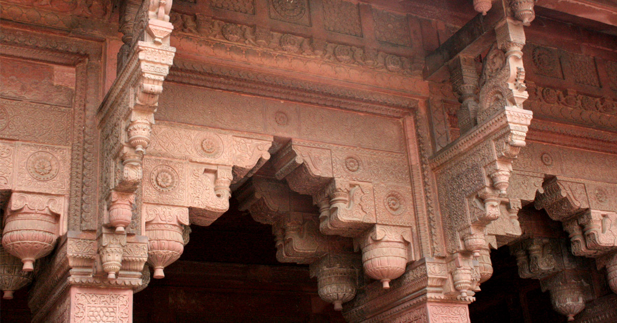 Kunstvolle Steinmetzarbeiten an den einzelenen Gebäudeteilen des Agra-Forts - Ralf in Indien Reisetagebuch
